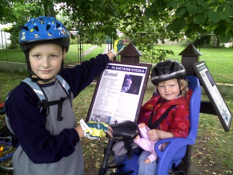 04-Zeme_s_detmi.jpg